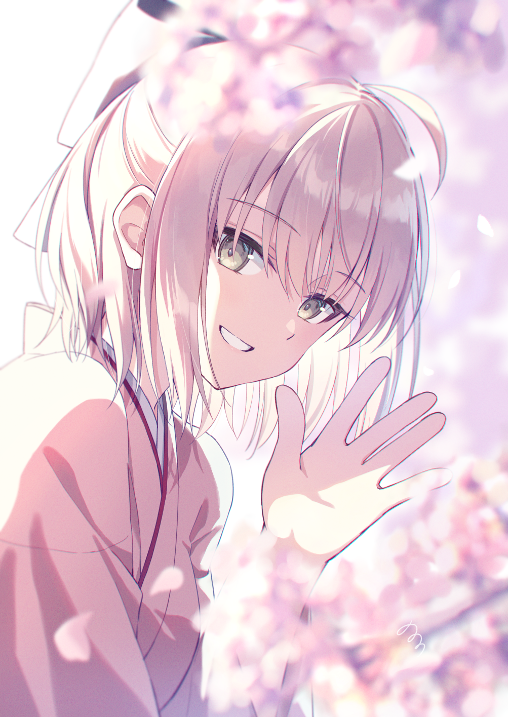 1girl absurdres ahoge bangs black_bow blonde_hair blurry bow cherry_blossoms day depth_of_field eyebrows_visible_through_hair fate/grand_order fate_(series) floating_hair grin hair_between_eyes hair_bow hakama highres japanese_clothes kimono koha-ace long_sleeves looking_at_viewer nonono okita_souji_(fate) okita_souji_(fate)_(all) okita_souji_(koha/ace) outdoors petals pink_flower pink_kimono red_hakama shiny shiny_hair short_hair smile solo upper_body wide_sleeves yellow_eyes