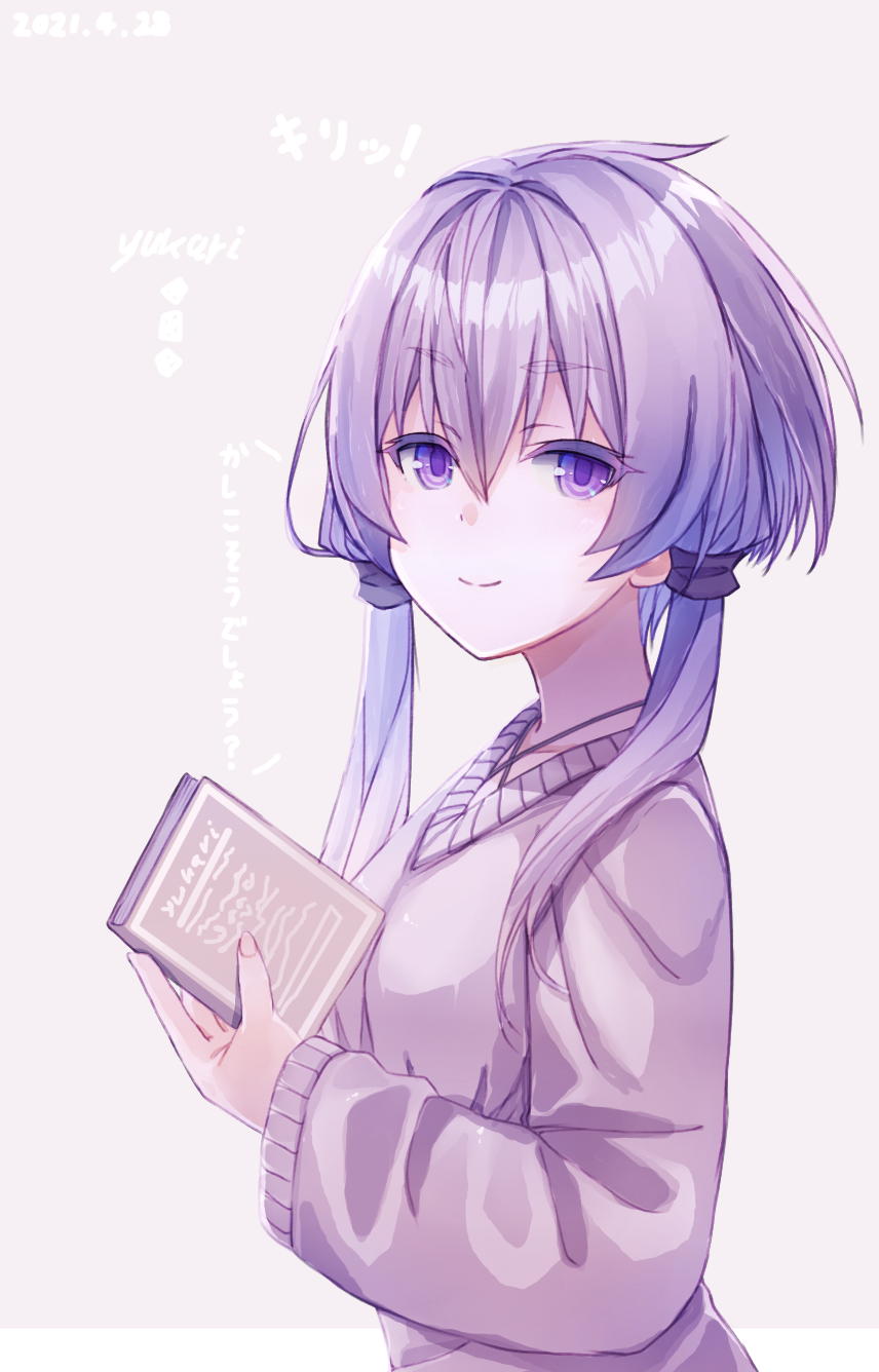 1girl bangs book character_name closed_mouth commentary_request dated eyebrows_visible_through_hair grey_background hachikuji hair_between_eyes hand_up highres holding holding_book looking_at_viewer looking_to_the_side purple_hair simple_background smile solo thick_eyebrows translation_request violet_eyes voiceroid yuzuki_yukari