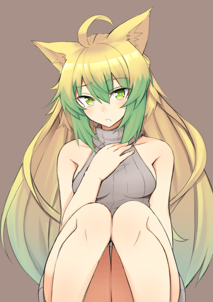 1girl ahoge animal_ears atalanta_(fate) bangs bare_arms bare_shoulders blonde_hair blush breasts brown_background cat_ears cat_girl collarbone eyebrows_visible_through_hair fate/apocrypha fate/grand_order fate_(series) green_eyes green_hair hand_on_own_chest knees_up long_hair looking_at_viewer multicolored_hair nahu parted_lips simple_background sitting small_breasts solo