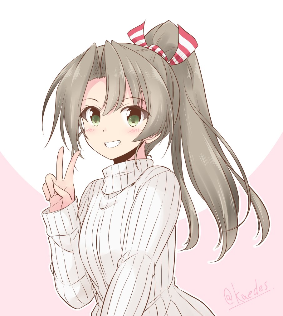 1girl alternate_costume alternate_hairstyle commentary_request green_eyes grey_hair grin hair_ribbon icesherbet kantai_collection long_hair looking_at_viewer ponytail ribbed_sweater ribbon smile solo sweater twintails two-tone_background upper_body white_sweater zuikaku_(kancolle)