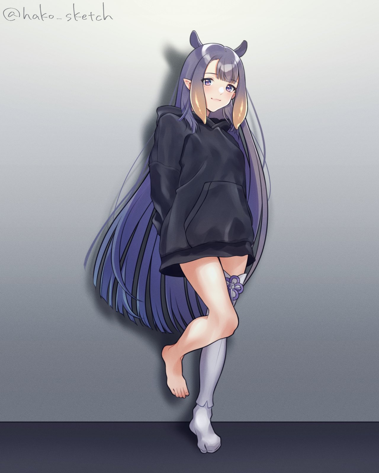 1girl alternate_costume animal_ears arms_behind_back bare_legs barefoot black_hoodie blush breasts closed_mouth commentary english_commentary eyebrows_visible_through_hair flower_knot full_body gradient gradient_background gradient_hair grey_background hako_sketch highres hololive hololive_english hood hoodie lips long_hair looking_at_viewer mole mole_under_eye multicolored_hair ninomae_ina'nis orange_hair pointy_ears purple_hair simple_background single_thighhigh small_breasts smile solo standing standing_on_one_leg straight_hair tentacle_hair thigh-highs thighs twitter_username two-tone_hair very_long_hair violet_eyes virtual_youtuber white_legwear