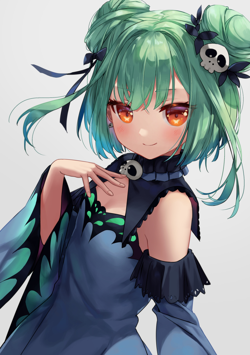 1girl bangs black_bow blue_dress blue_sleeves bow breasts closed_mouth commentary_request detached_sleeves double_bun dress eyebrows_visible_through_hair green_hair grey_background hair_bow hair_ornament hand_up highres hololive kyou-chan long_sleeves red_eyes sidelocks skull_hair_ornament sleeveless sleeveless_dress small_breasts smile solo uruha_rushia virtual_youtuber wide_sleeves