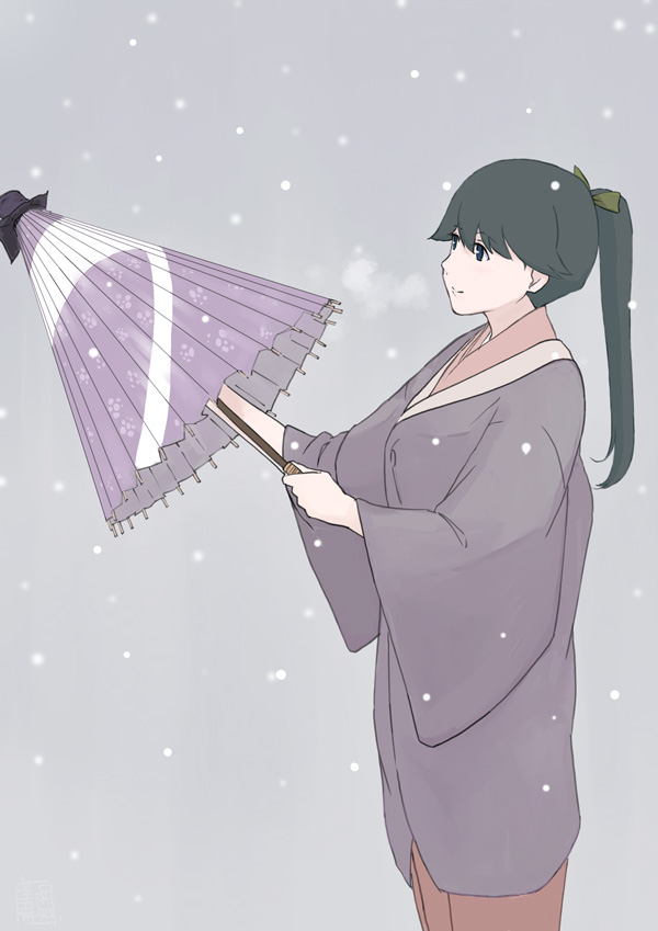 1girl bangs black_hair blue_eyes bow breath closed_mouth commentary_request eyebrows_visible_through_hair from_side green_bow grey_background hair_bow holding holding_umbrella houshou_(kancolle) japanese_clothes kantai_collection kimono long_hair looking_to_the_side mihama_machi oil-paper_umbrella opening ponytail purple_umbrella red_kimono smile snow solo umbrella