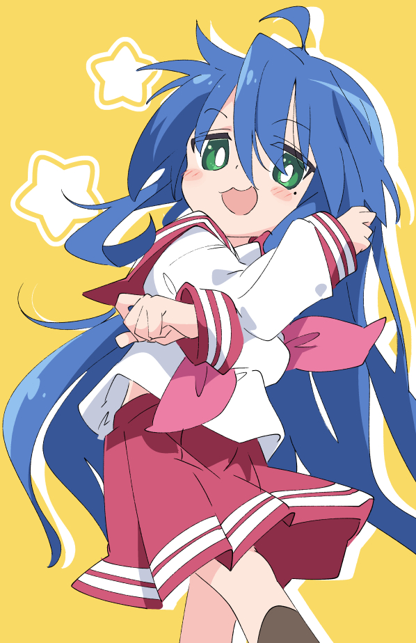 1girl :3 ahoge bangs blue_hair blush_stickers bright_pupils brown_legwear commentary eyebrows_visible_through_hair feet_out_of_frame green_eyes hair_between_eyes ixy izumi_konata jitome long_hair looking_at_viewer lucky_star midriff_peek mole mole_under_eye open_mouth pleated_skirt red_skirt ryouou_school_uniform school_uniform serafuku skirt smile solo star_(symbol) very_long_hair white_pupils yellow_background