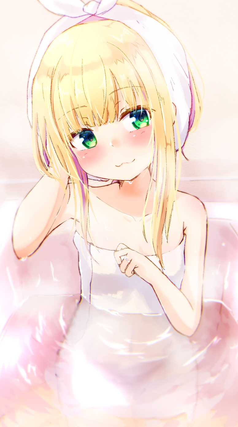 1girl :3 bangs baram bath bathing bathtub blonde_hair blush breasts closed_mouth commentary_request eyebrows_visible_through_hair glint green_eyes head_tilt highres jewelry mononobe_alice naked_towel nijisanji partially_submerged ring sidelocks small_breasts smile solo towel virtual_youtuber water