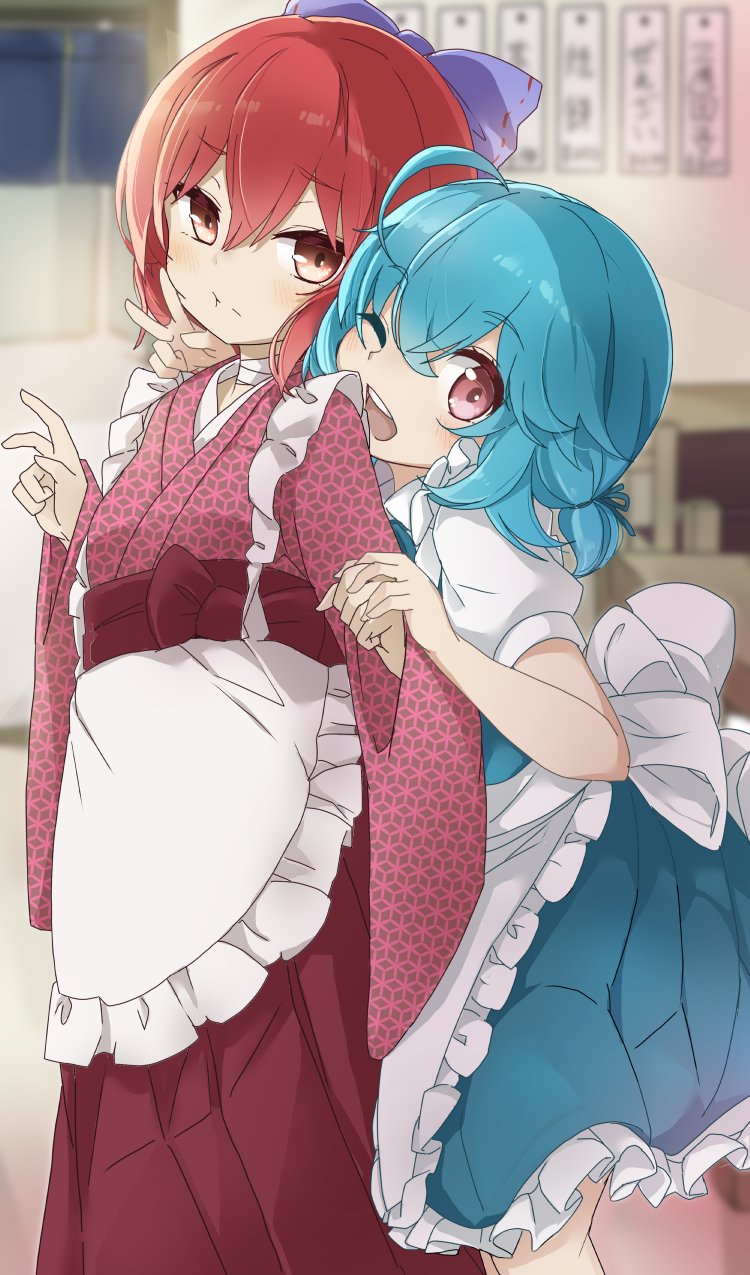 2girls ;d ahoge alternate_costume alternate_hairstyle apron bangs blue_bow blue_hair blurry blurry_background bow cowboy_shot eyebrows_visible_through_hair from_side hair_bow heterochromia highres holding_hand indoors japanese_clothes kimono long_sleeves looking_at_viewer low_twintails multiple_girls one_eye_closed open_mouth petticoat pout red_eyes red_kimono redhead sekibanki short_hair short_sleeves smile standing tatara_kogasa touhou twintails tyouseki v white_apron wide_sleeves