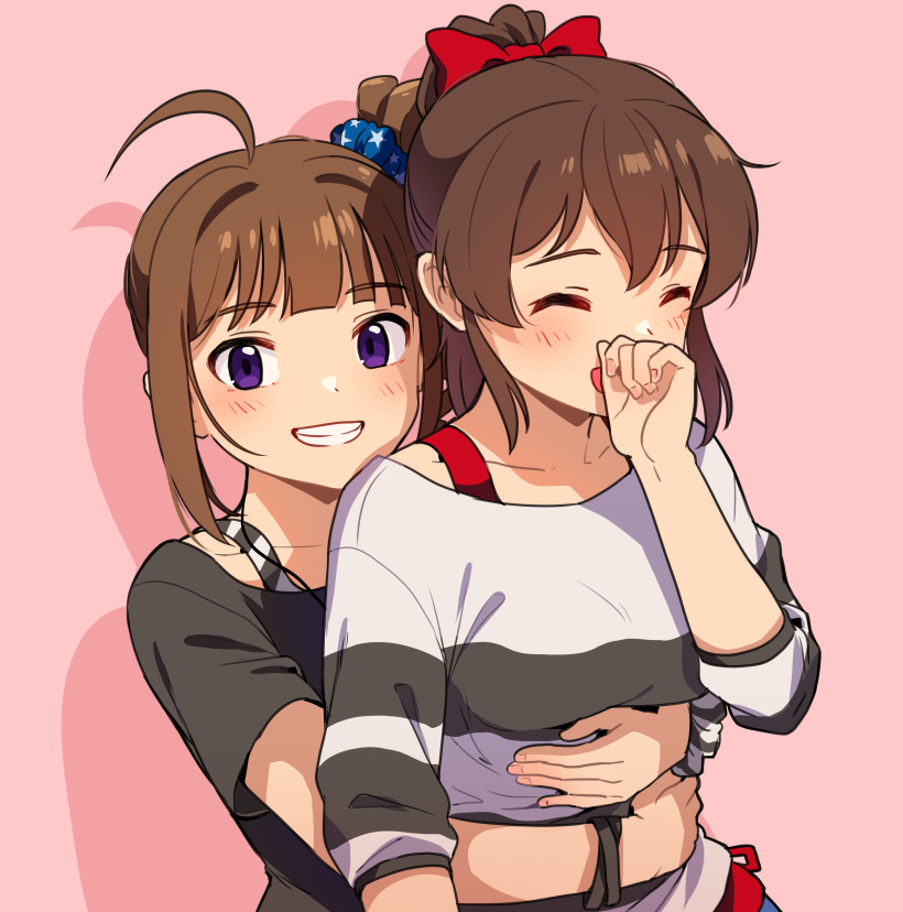 2girls ahoge black_shirt blue_scrunchie bow brown_hair closed_eyes commentary drill_hair eyebrows_visible_through_hair grin hair_bow hair_ornament hair_scrunchie hug hug_from_behind idolmaster idolmaster_million_live! kamille_(vcx68) laughing looking_at_viewer medium_hair multiple_girls pink_background ponytail print_scrunchie red_bow satake_minako scrunchie shadow shirt shirt_straps side_drill side_ponytail smile star_(symbol) star_print striped striped_shirt t-shirt violet_eyes white_shirt yokoyama_nao