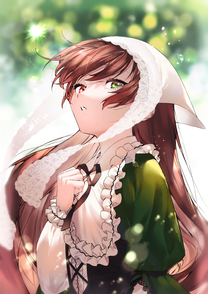 1girl bangs bonnet brown_hair clenched_hand dress frills green_dress green_eyes hair_between_eyes hairband hand_on_own_chest headdress heterochromia highres ichibi lace lolita_fashion lolita_hairband long_hair long_sleeves looking_at_viewer open_mouth pinafore_dress puffy_sleeves red_eyes ribbon rozen_maiden solo suiseiseki very_long_hair white_background white_headwear