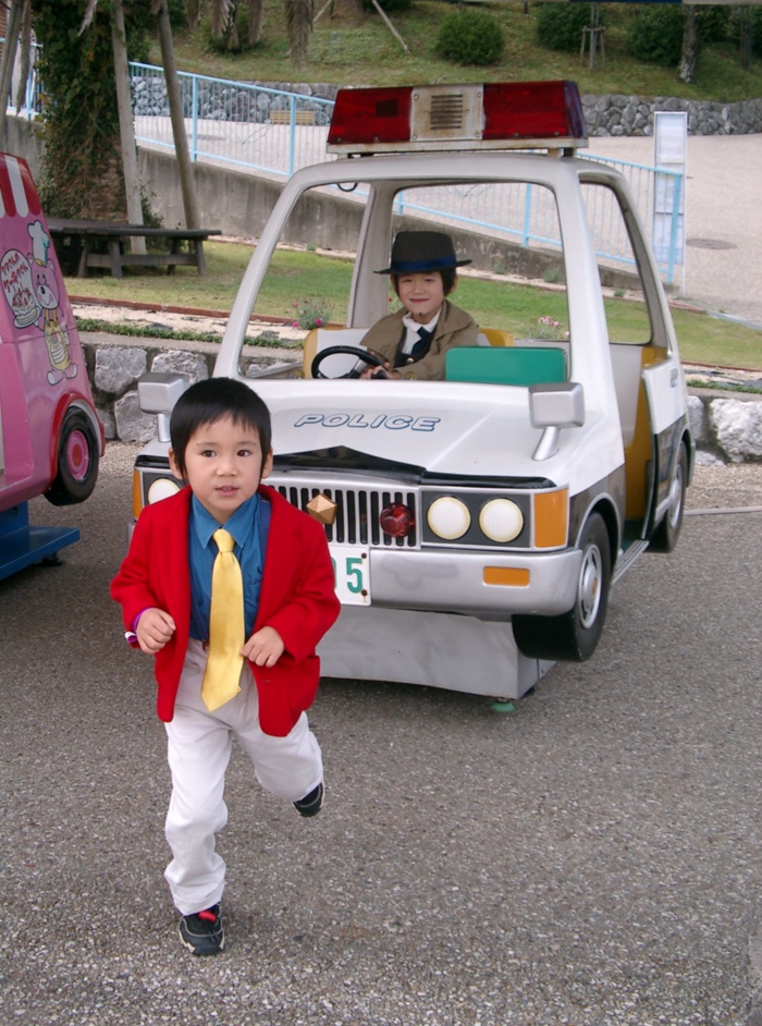 arsene_lupin_iii arsene_lupin_iii_(cosplay) car chasing child cosplay hat jacket lupin_iii motor_vehicle multiple_boys necktie photo police_car running vehicle zenigata_kouichi zenigata_kouichi_(cosplay)