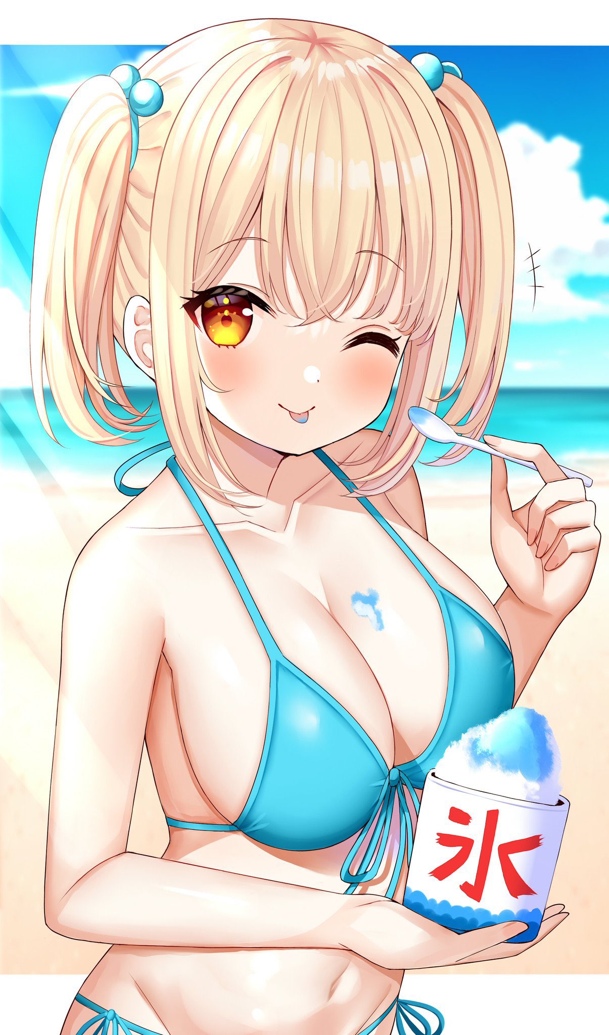 1girl ;p bangs beach bikini blonde_hair blue_bikini blue_sky breasts clouds commentary_request day eyebrows_visible_through_hair food_on_breasts hair_bobbles hair_ornament highres holding holding_spoon large_breasts looking_at_viewer mizukoshi_(marumi) ocean one_eye_closed original outdoors short_hair side-tie_bikini sky solo spoon swimsuit tongue tongue_out
