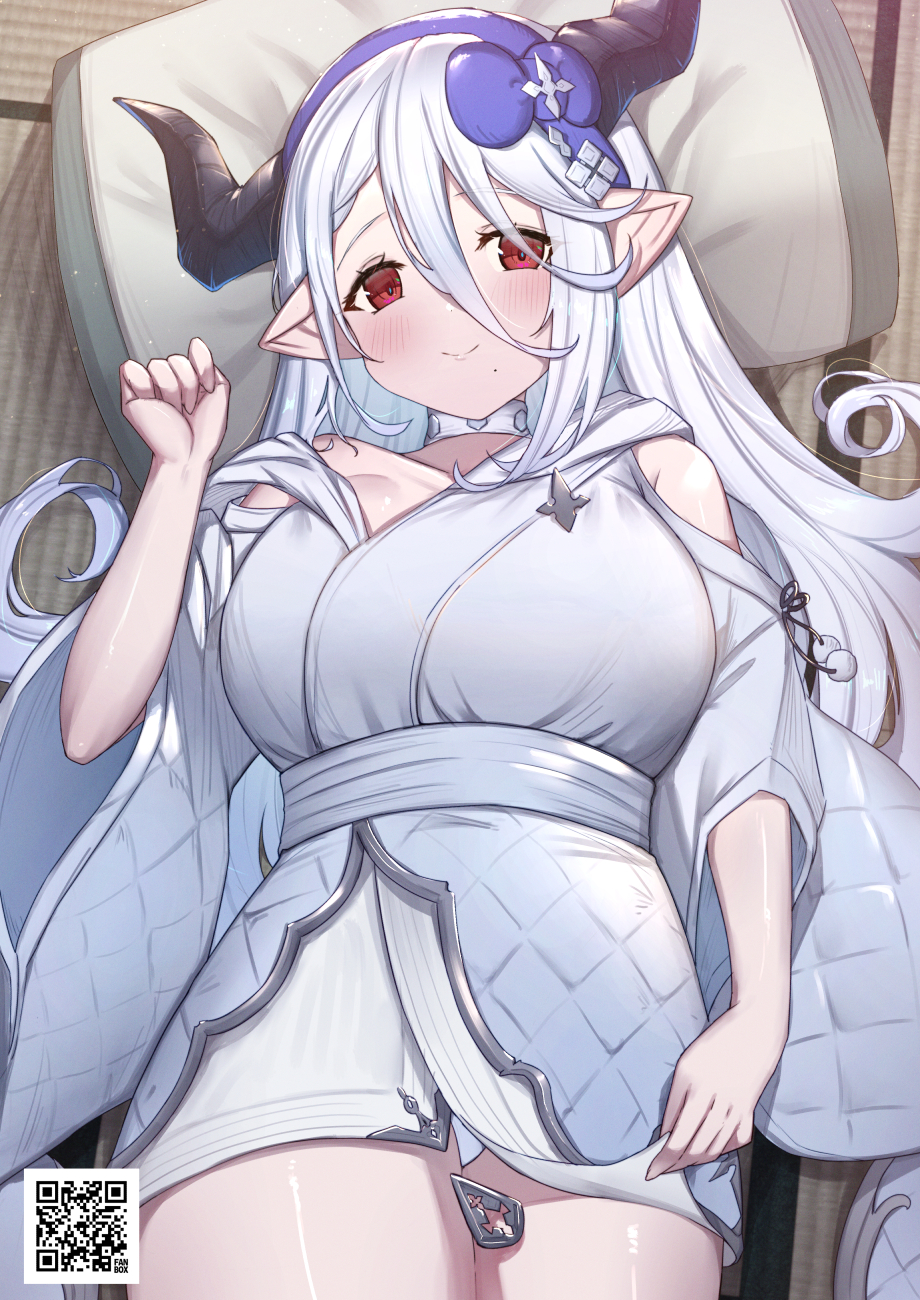 1girl bangs blue_hairband blush breasts closed_mouth commentary_request curled_horns draph eyebrows_visible_through_hair granblue_fantasy hair_between_eyes hairband highres horns izmir japanese_clothes kimono large_breasts long_hair looking_at_viewer lying mole mole_under_mouth on_back pillow qr_code red_eyes short_kimono smile solo tatami uneg very_long_hair white_hair white_kimono