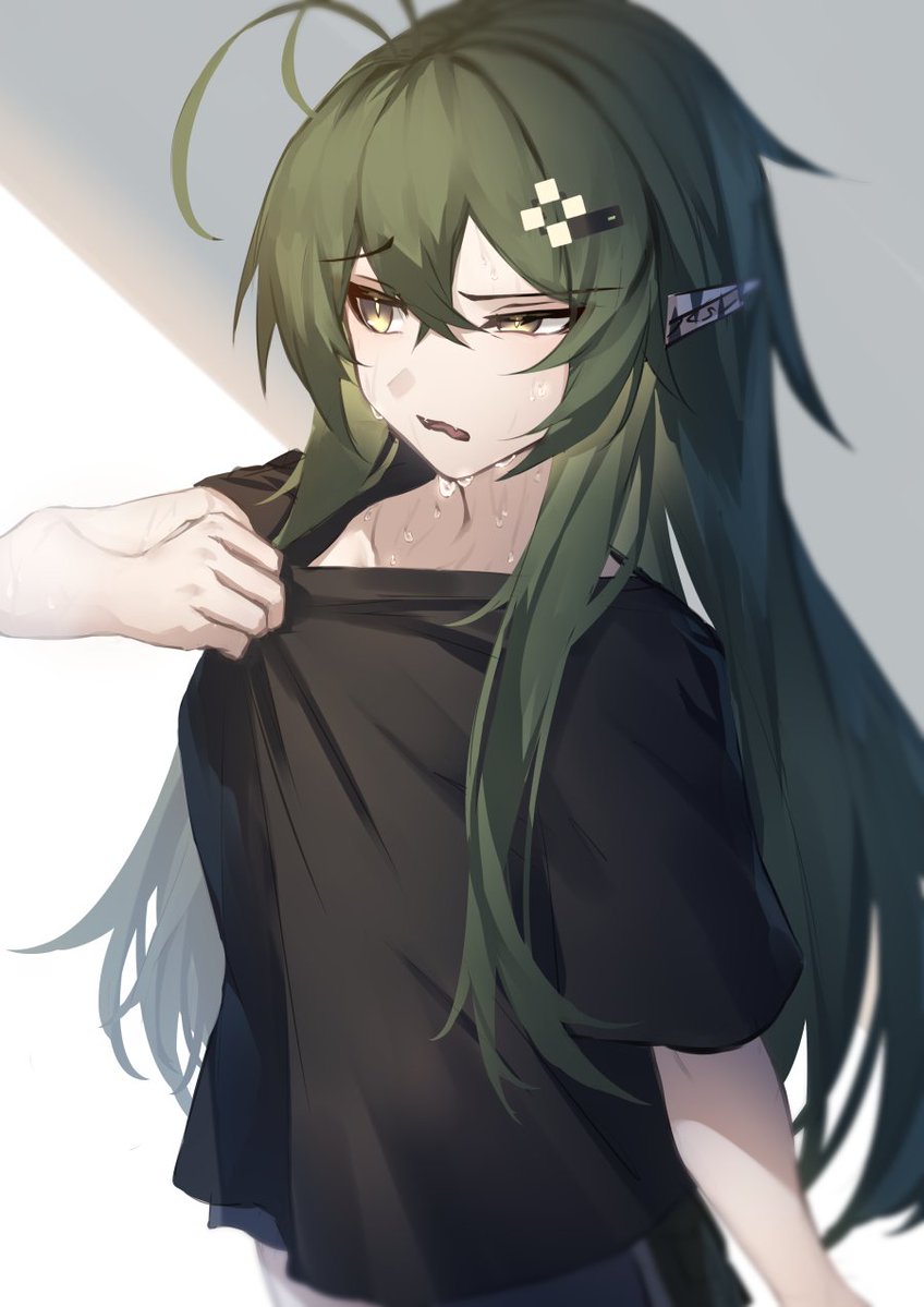 1girl arknights black_eyes black_shirt commentary cowboy_shot eyebrows_visible_through_hair gavial_(arknights) green_hair hair_ornament image_sample long_hair looking_away open_mouth ozeu0916 pointy_ears shirt short_sleeves solo standing sweat twitter_sample yellow_eyes