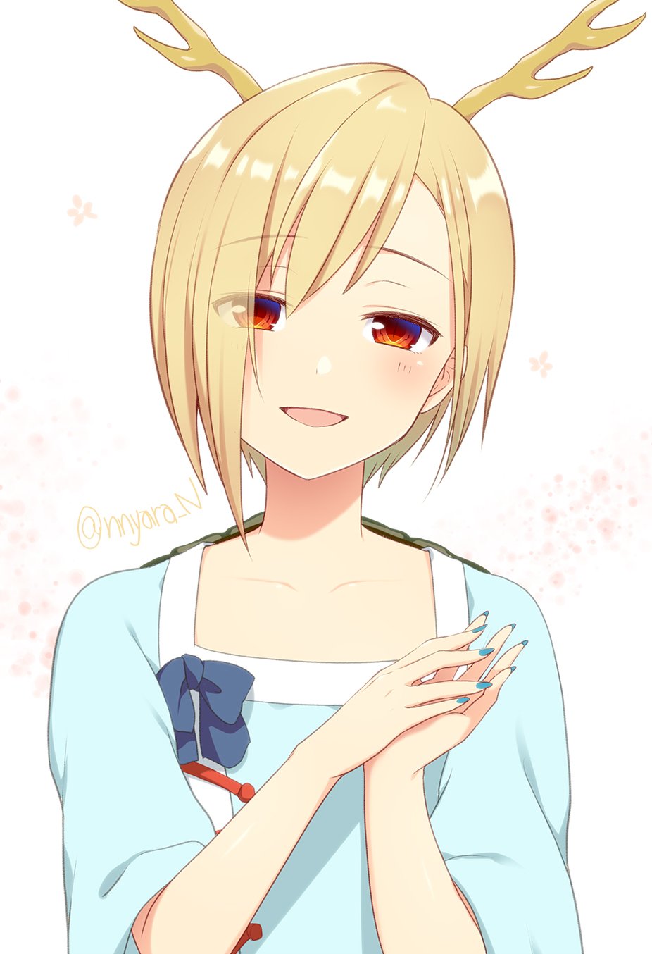 1girl :d artist_name bangs blonde_hair blue_bow blue_nails blue_shirt bow collarbone dragon_horns eyebrows_visible_through_hair eyes_visible_through_hair floral_background hair_over_one_eye hands_up head_tilt highres horns kicchou_yachie light_blush looking_at_viewer nail_polish nnyara open_mouth own_hands_together red_eyes shirt short_hair simple_background slit_pupils smile solo touhou turtle_shell twitter_username upper_body white_background