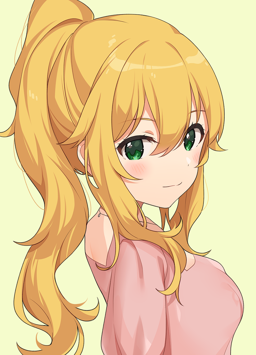 1girl blonde_hair blush closed_mouth from_side green_background green_eyes hoshii_miki idolmaster idolmaster_million_live! idolmaster_million_live!_theater_days inuyama_nanami jewelry looking_at_viewer looking_to_the_side necklace pink_shirt ponytail shirt simple_background smile solo