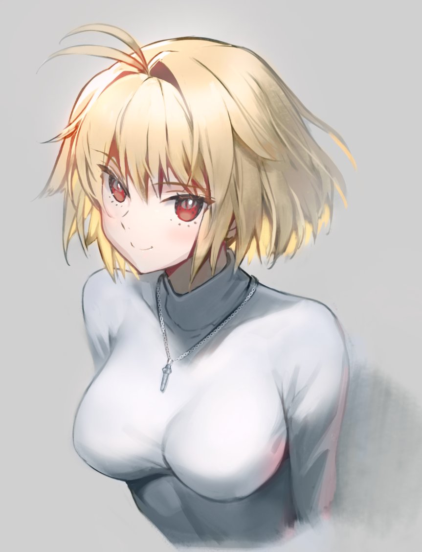 1girl ahoge arcueid_brunestud bangs blonde_hair breasts closed_mouth commentary_request cross cross_necklace eyebrows_visible_through_hair grey_background hair_between_eyes jewelry large_breasts looking_at_viewer necklace red_eyes short_hair siino simple_background smile solo sweater tsukihime tsukihime_(remake) turtleneck turtleneck_sweater upper_body vampire white_sweater