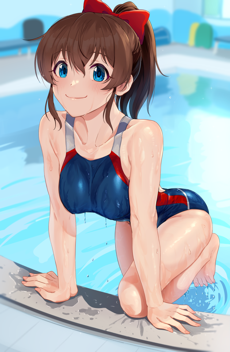 1girl arm_support bangs bare_arms bare_legs bare_shoulders barefoot bench blue_eyes blue_swimsuit blurry blurry_background bow breasts brown_hair closed_mouth collarbone eyebrows_visible_through_hair hair_bow idolmaster idolmaster_million_live! idolmaster_million_live!_theater_days indoors kamille_(vcx68) looking_at_viewer medium_breasts medium_hair one-piece_swimsuit partially_submerged ponytail pool red_bow satake_minako smile solo swimsuit water water_drop wet wet_clothes wet_swimsuit window