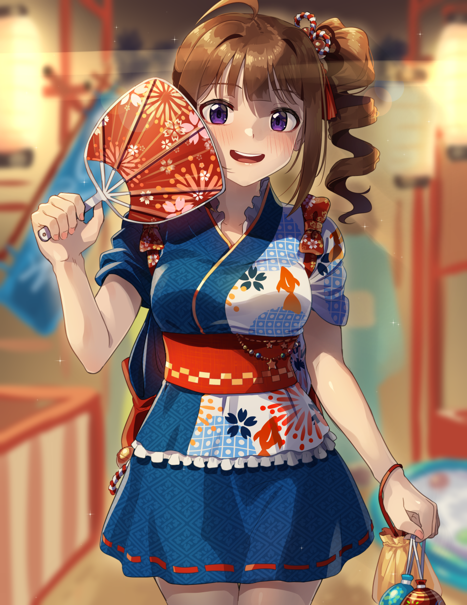 1girl ahoge animal_print blue_kimono blurry blurry_background brown_hair commentary cowboy_shot depth_of_field drill_hair english_commentary fish_print hair_ribbon hand_fan highres holding holding_fan idolmaster idolmaster_million_live! japanese_clothes kamille_(vcx68) kimono kinchaku looking_at_viewer mixed-language_commentary open_mouth paper_fan pouch red_ribbon red_sash ribbon sash short_hair short_kimono short_sleeves side_drill side_ponytail smile solo standing summer_festival violet_eyes water_balloon water_yoyo yokoyama_nao