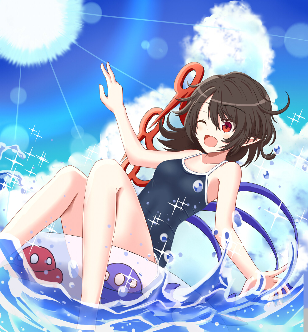 1girl alternate_costume asymmetrical_wings bangs black_hair blue_sky blue_wings blush breasts clouds commentary_request eyebrows_visible_through_hair feet_out_of_frame hair_between_eyes happy houjuu_nue innertube medium_hair one-piece_swimsuit one_eye_closed open_mouth pointy_ears red_eyes red_wings sky small_breasts smile solo sparkle splashing sugiyama_ichirou sun swimsuit touhou water wings