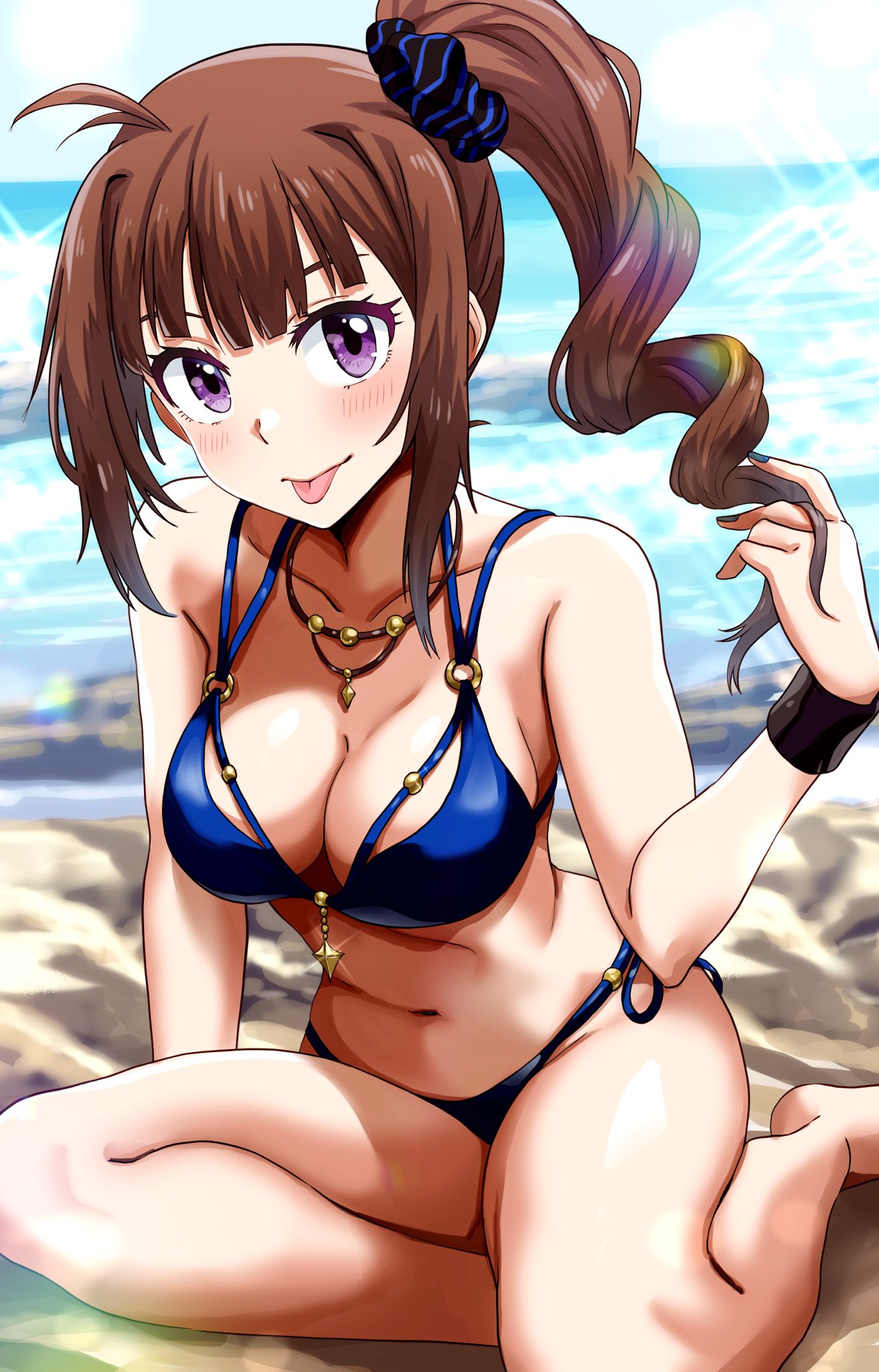 1girl ahoge beach bikini blue_bikini blue_sky blurry blurry_background breasts brown_hair commentary_request hair_ornament hair_scrunchie highres idolmaster idolmaster_million_live! large_breasts looking_at_viewer ocean run_p_(aveton) scrunchie side-tie_bikini side_ponytail sitting skindentation sky solo sparkle_background string_bikini swimsuit tongue violet_eyes wristband yokoyama_nao yokozuwari