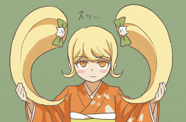 1girl animal_print bangs bird_print blonde_hair blush blush_stickers bow cat_hair_ornament closed_mouth commentary_request dangan_ronpa_(series) dangan_ronpa_2:_goodbye_despair detached_hair eyebrows_visible_through_hair green_background hair_bow hair_ornament japanese_clothes kimono long_hair long_sleeves namu_(nurui_cha) obi orange_eyes orange_kimono saionji_hiyoko sash solo translation_request twintails