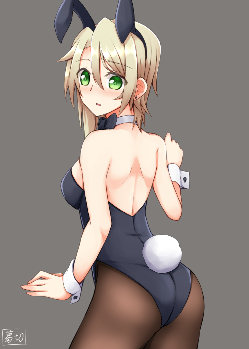 1girl animal_ears artist_name ass backless_leotard bangs black_leotard black_neckwear blonde_hair blush bow bowtie commentary cowboy_shot detached_collar earrings fake_animal_ears fake_tail from_behind green_eyes grey_background highres jewelry kuzukiri_(riezenagel) leotard looking_at_viewer looking_back medium_hair neige_(kuzukiri) original parted_lips playboy_bunny playboy_bunny_leotard rabbit_ears rabbit_tail signature solo standing strapless strapless_leotard stud_earrings sweatdrop tail wrist_cuffs