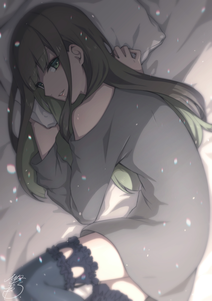 1boy asymmetrical_legwear bangs bed_sheet blunt_bangs blunt_ends brown_hair green_eyes green_hair gretel_(sinoalice) hinata_mizuiro legband long_hair looking_at_viewer lying male_focus on_bed on_side otoko_no_ko parted_lips pillow reality_arc_(sinoalice) sidelocks signature sinoalice solo thigh-highs zettai_ryouiki