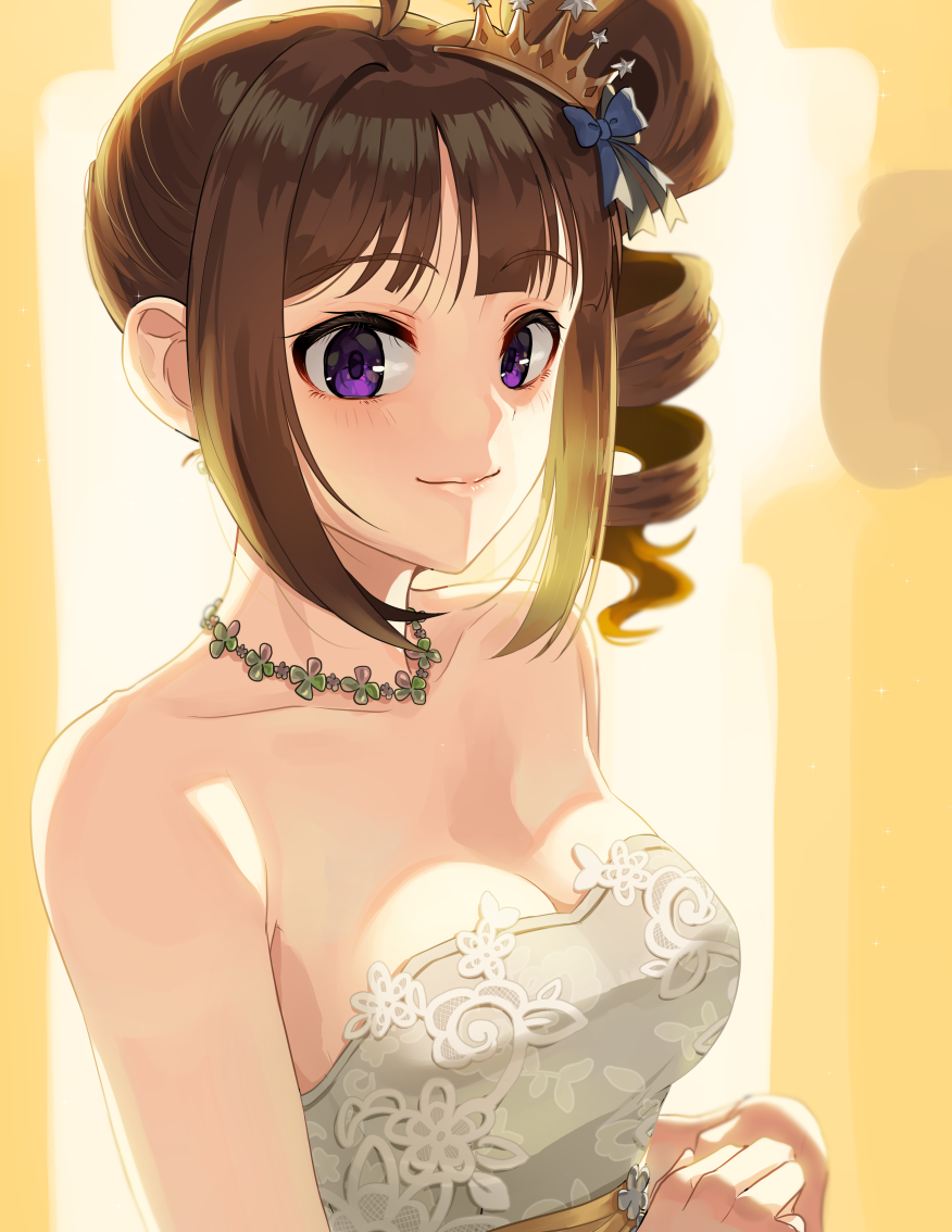 1girl ahoge backlighting bangs bare_shoulders blue_bow bow brown_hair closed_mouth commentary dress drill_hair hair_bow hands_together idolmaster idolmaster_million_live! jewelry kamille_(vcx68) looking_at_viewer medium_hair necklace side_drill side_ponytail sidelocks smile strapless strapless_dress tiara tilted_headwear upper_body violet_eyes white_dress yokoyama_nao