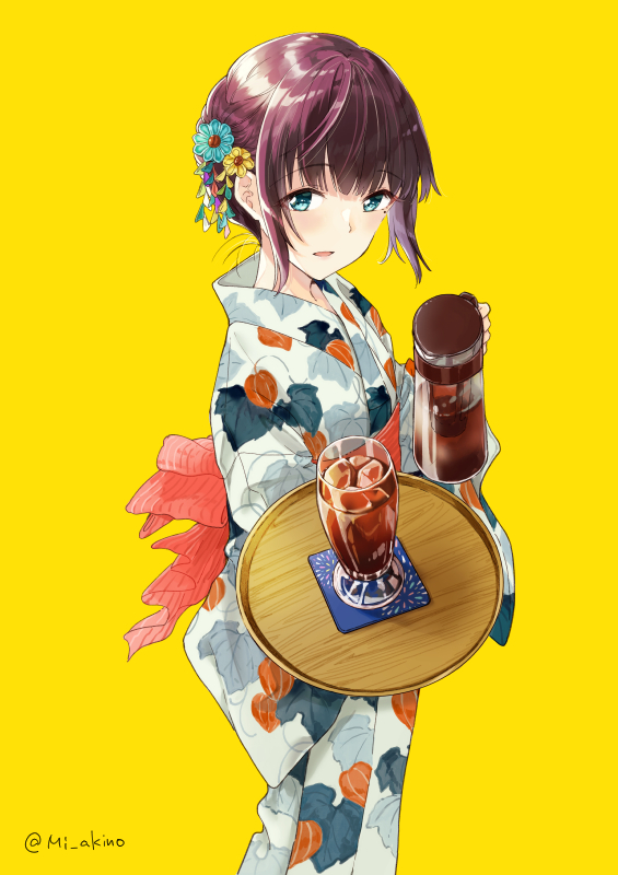 1girl bangs blue_eyes blue_flower brown_hair coffee_wo_shizuka_ni commentary_request cup drinking_glass eyebrows_visible_through_hair flower hair_flower hair_ornament holding holding_tray ice ice_cube japanese_clothes kimono long_sleeves looking_at_viewer looking_to_the_side miyabi_akino obi print_kimono sash shizuka_(coffee_wo_shizuka_ni) simple_background smile solo tray twitter_username white_kimono wide_sleeves yellow_background yellow_flower yukata