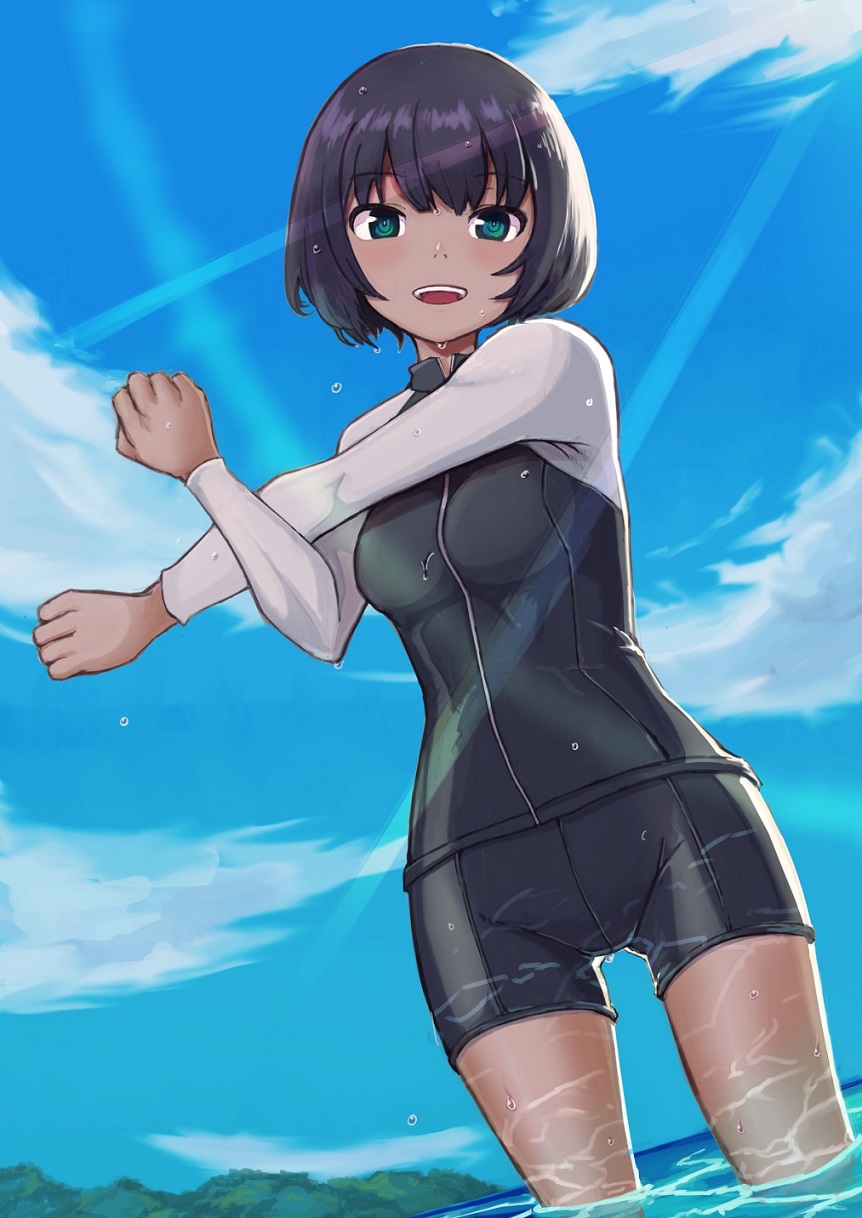 1girl black_hairband black_shorts black_wetsuit blue_sky bob_cut bodysuit bouhuman clouds commentary commission green_eyes hairband head_tilt highres lens_flare light_blush looking_at_viewer looking_down ocean original partially_submerged raglan_sleeves rash_guard reflection shore short_hair shorts sky smile standing stretch thigh_gap upper_teeth wading water_drop wet wetsuit white_wetsuit