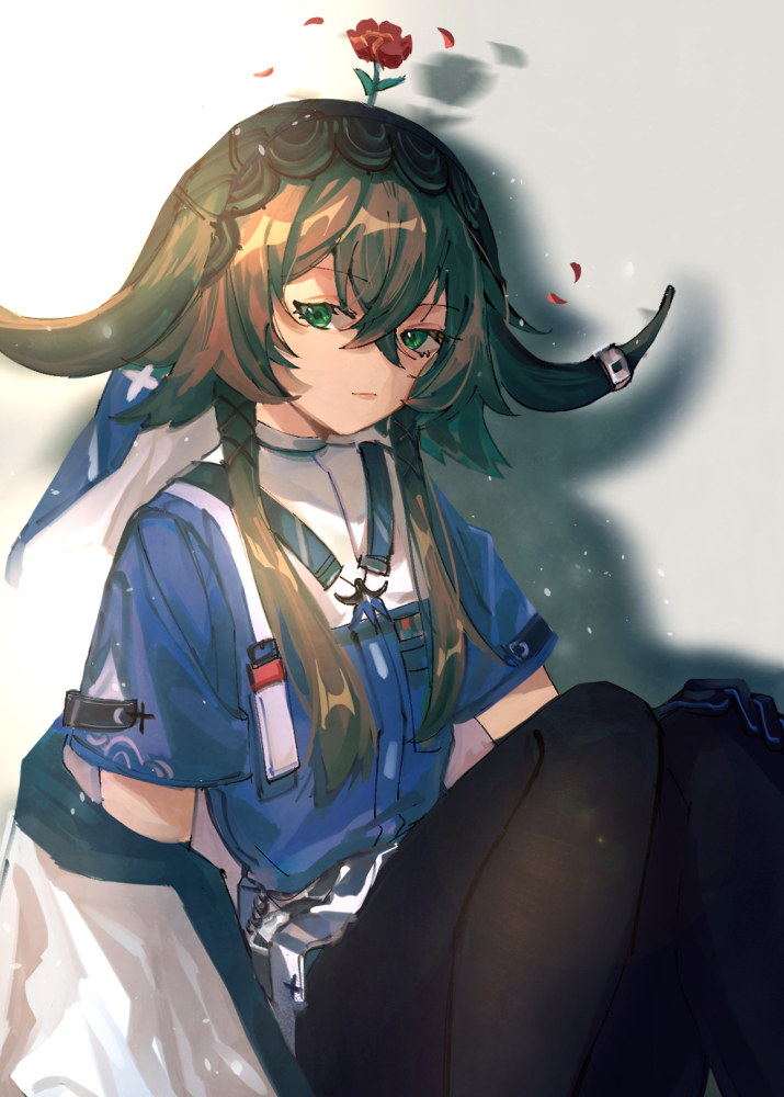 1girl arknights bangs black_gloves black_legwear blue_shirt brown_hair closed_mouth commentary_request cow_horns eyebrows_visible_through_hair feet_out_of_frame flower flower_on_head gloves green_eyes grey_background guagua_shijie hair_between_eyes hand_on_own_knee horns jacket light_particles light_smile looking_at_viewer off_shoulder pallas_(arknights) pantyhose red_flower red_rose rose shadow shirt short_hair_with_long_locks short_sleeves sitting solo white_jacket