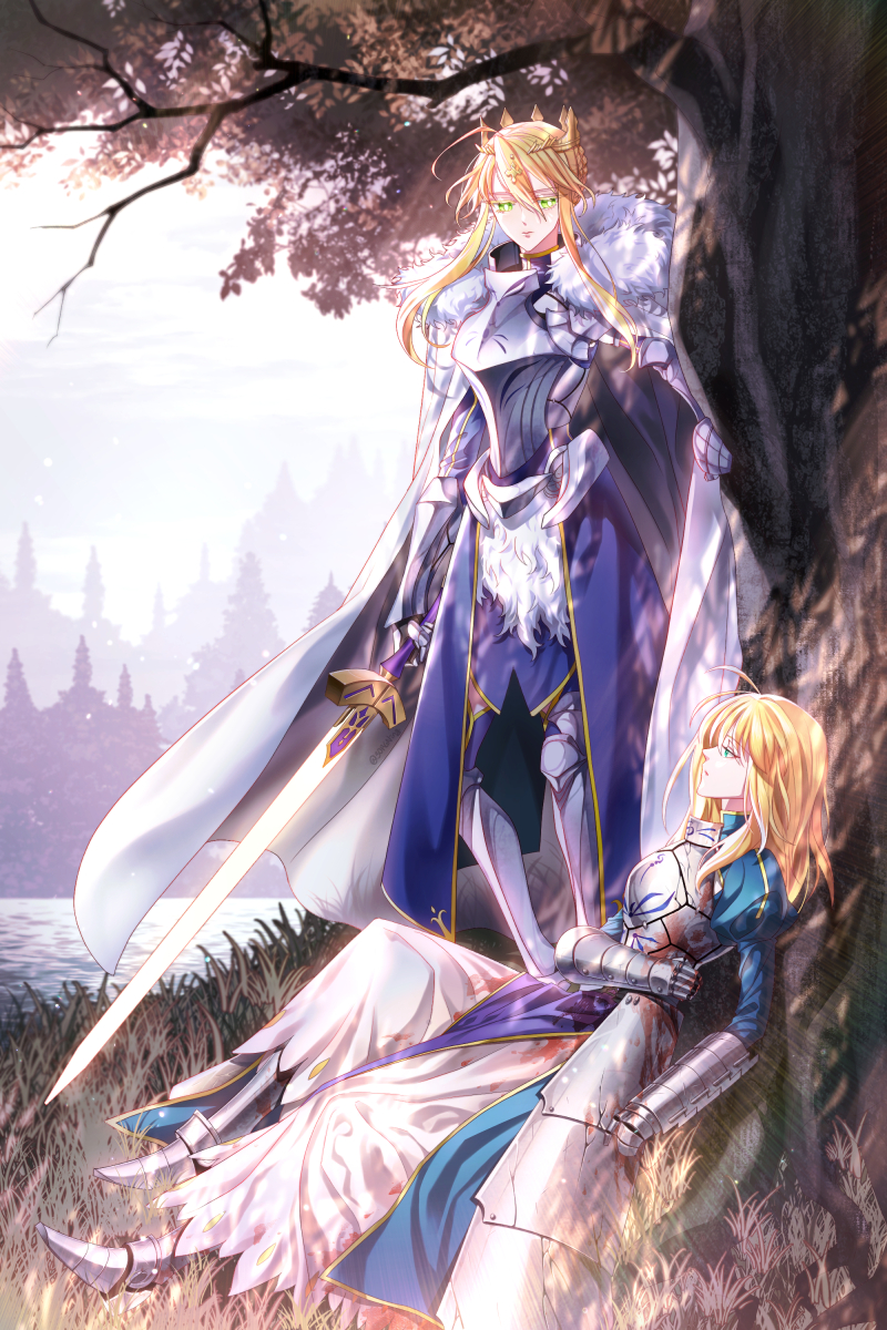 2girls 3orgning ahoge armor armored_dress artoria_pendragon_(fate) artoria_pendragon_(lancer)_(fate) bangs blonde_hair blood blood_on_clothes blue_dress blue_eyes cape commentary_request crown dress excalibur_(fate/stay_night) fate/grand_order fate_(series) full_body fur-trimmed_cape fur_trim gauntlets grass green_eyes hair_between_eyes highres holding holding_sword holding_weapon korean_commentary long_hair looking_at_another lying multiple_girls parted_lips saber sidelocks standing sword tree weapon