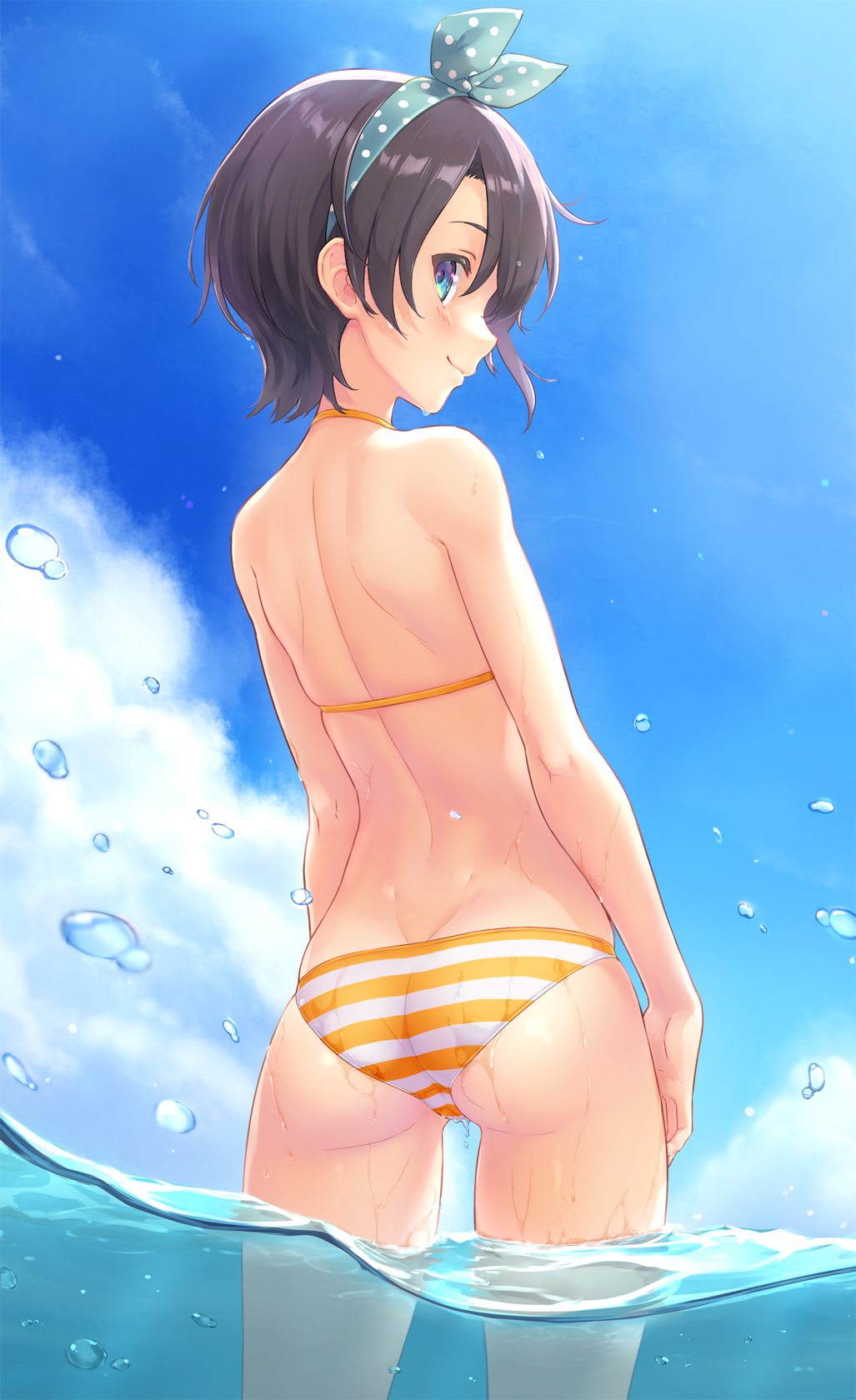 1girl ass back bare_arms bare_shoulders bikini black_hair blue_bow blue_eyes blue_hairband blue_sky blush bow bow_hairband closed_mouth commentary dan_(kumadan) day from_behind hairband highres hololive looking_at_viewer looking_back oozora_subaru orange_bikini outdoors polka_dot polka_dot_hairband profile short_hair sky smile solo striped striped_bikini swimsuit virtual_youtuber wading water water_drop wet