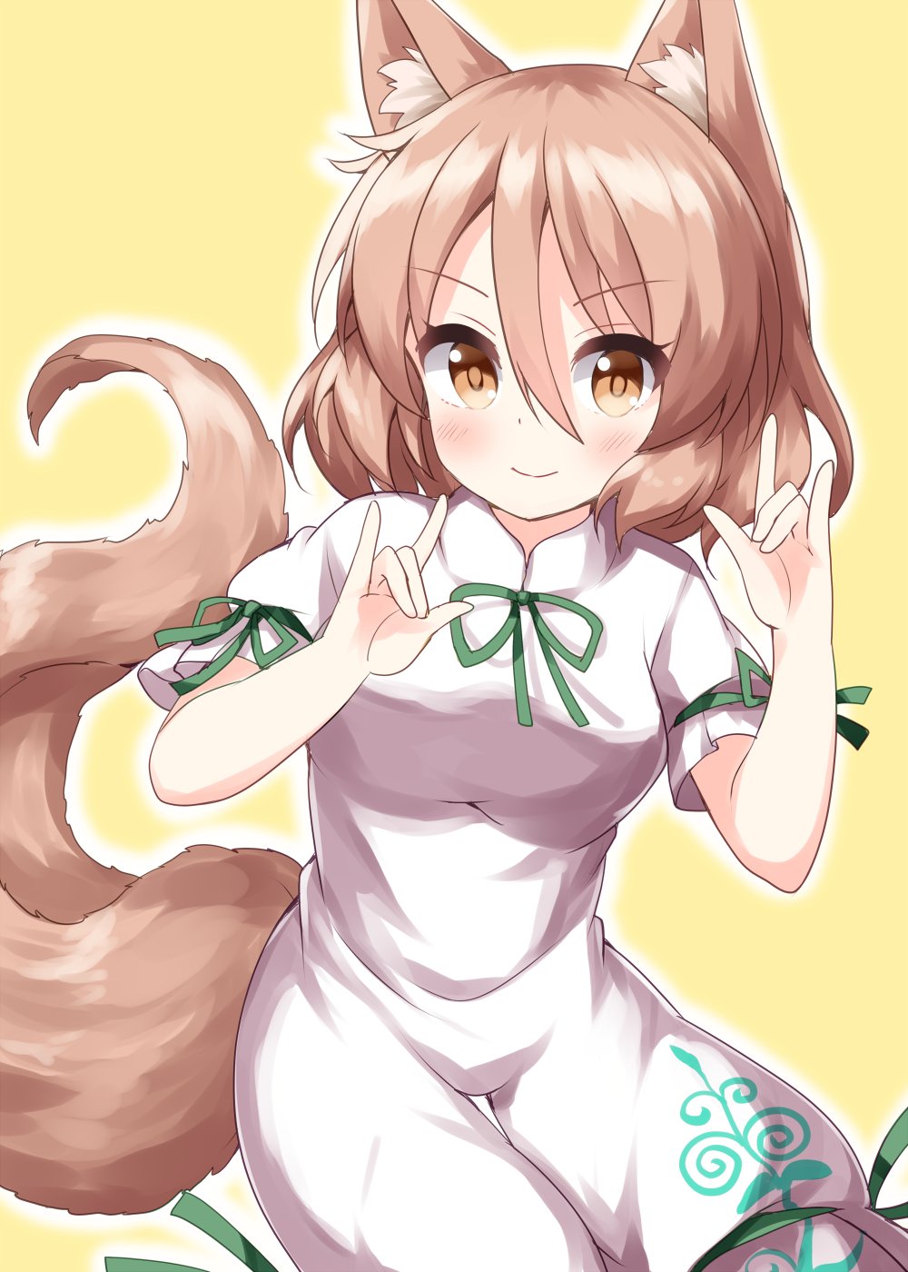 1girl animal_ears bangs bow breasts brown_hair closed_mouth eyebrows_visible_through_hair fox_ears fox_tail green_bow hair_between_eyes hands_up highres jumpsuit kudamaki_tsukasa light_brown_hair looking_at_viewer medium_breasts one-hour_drawing_challenge ruu_(tksymkw) short_hair short_sleeves simple_background smile solo tail touhou white_background white_jumpsuit white_sleeves yellow_background yellow_eyes