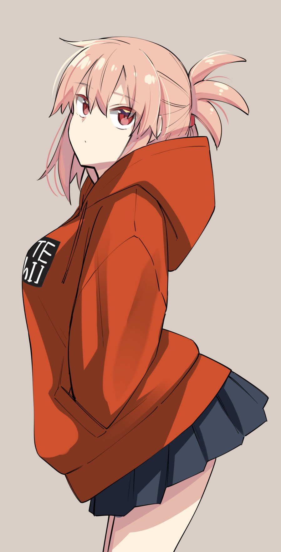 1girl akino_sora bangs black_skirt breasts closed_mouth clothes_writing drawstring eyebrows_visible_through_hair folded_ponytail from_side grey_background hair_between_eyes hand_in_pocket highres hood hood_down hoodie looking_at_viewer looking_to_the_side orange_hoodie pink_hair pleated_skirt red_eyes sakurai-san_wa_kizuite_hoshii sakurai_sakuya simple_background skirt small_breasts solo