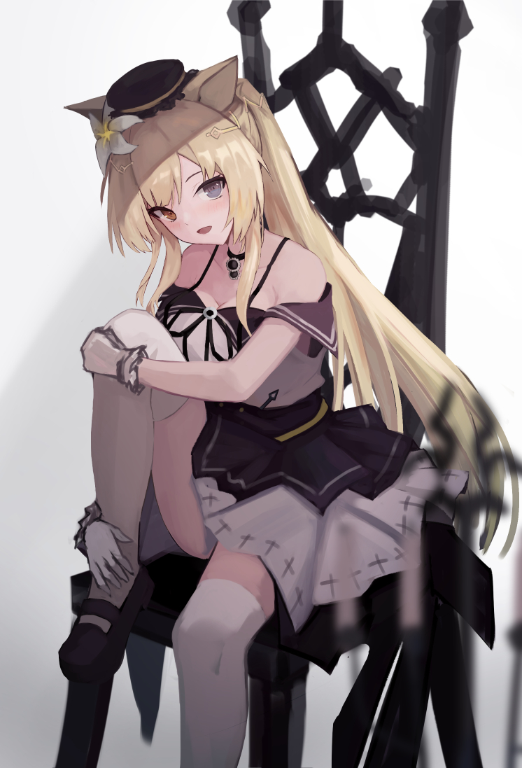 1girl animal_ears arknights black_choker black_dress black_footwear black_headwear blonde_hair blue_eyes blush breasts cat_ears chair choker commentary dress flower foot_out_of_frame gloves grey_background hair_flower hair_ornament hat izumi_roka knee_up long_hair looking_at_viewer medium_breasts nightmare_(arknights) nightmare_(light_and_shadow)_(arknights) official_alternate_costume open_mouth red_eyes shoes simple_background sitting solo two-tone_dress white_dress white_flower white_gloves white_legwear