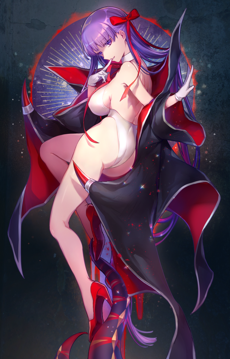 1girl ass bare_back bare_legs bb_(fate) bb_(swimsuit_mooncancer)_(fate) bow breasts cape commentary_request eyebrows_visible_through_hair fate/grand_order fate_(series) finger_to_mouth gloves hair_bow high_heels highres large_breasts long_hair looking_at_viewer purple_hair red_footwear red_ribbon ribbon smile solo swimsuit very_long_hair violet_eyes vivi_(eve_no_hakoniwa) white_gloves white_swimsuit