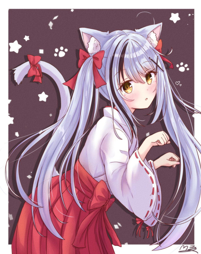 1girl animal_ears bangs blush cat_ears cat_girl cat_tail commentary_request eyebrows_visible_through_hair hair_between_eyes head_tilt japanese_clothes long_hair long_sleeves looking_at_viewer m_ko_(maxft2) miko multicolored_hair original parted_lips paw_pose ribbon ribbon-trimmed_sleeves ribbon_trim sidelocks silver_hair simple_background solo streaked_hair tail tail_ornament tail_ribbon twintails two-tone_hair wide_sleeves yellow_eyes