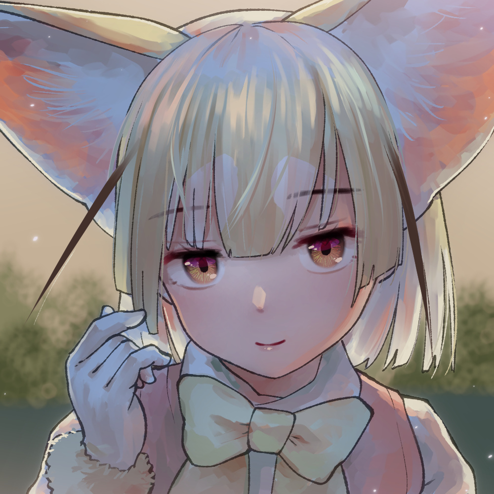 1girl animal_ear_fluff animal_ears bangs blonde_hair bow bowtie close-up commentary extra_ears eyebrows_visible_through_hair face fennec_(kemono_friends) fox_ears fur_trim gloves hair_between_eyes kemono_friends light_brown_eyes looking_at_viewer pink_vest portrait short_hair smile solo vest welt_(kinsei_koutenkyoku) white_gloves yellow_neckwear