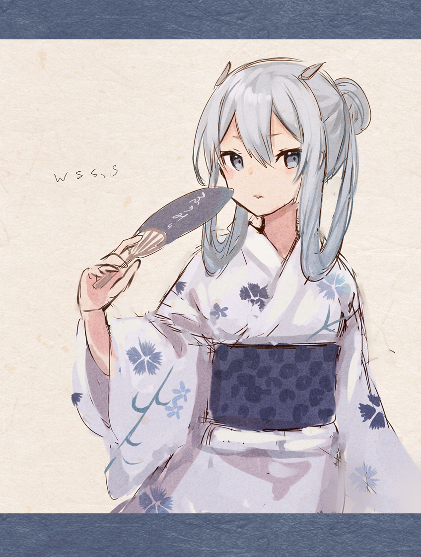 1girl artist_name closed_mouth grey_eyes hair_between_eyes hand_fan headgear holding holding_fan i-203_(kancolle) japanese_clothes kantai_collection kimono long_hair long_sleeves obi paper_fan sash silver_hair solo uchiwa white_kimono wide_sleeves wss_(nicoseiga19993411) yukata