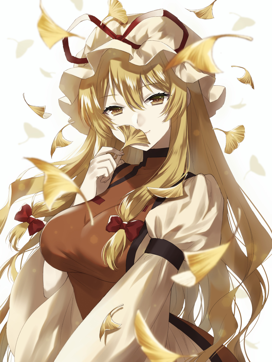 1girl alternate_eye_color arm_garter bangs bow breasts commentary_request ginkgo_leaf hair_between_eyes hair_bow hat hat_ribbon highres kirisita large_breasts long_hair long_sleeves looking_at_viewer red_bow ribbon sidelocks simple_background smile solo tabard touhou upper_body white_background wide_sleeves yakumo_yukari yellow_eyes