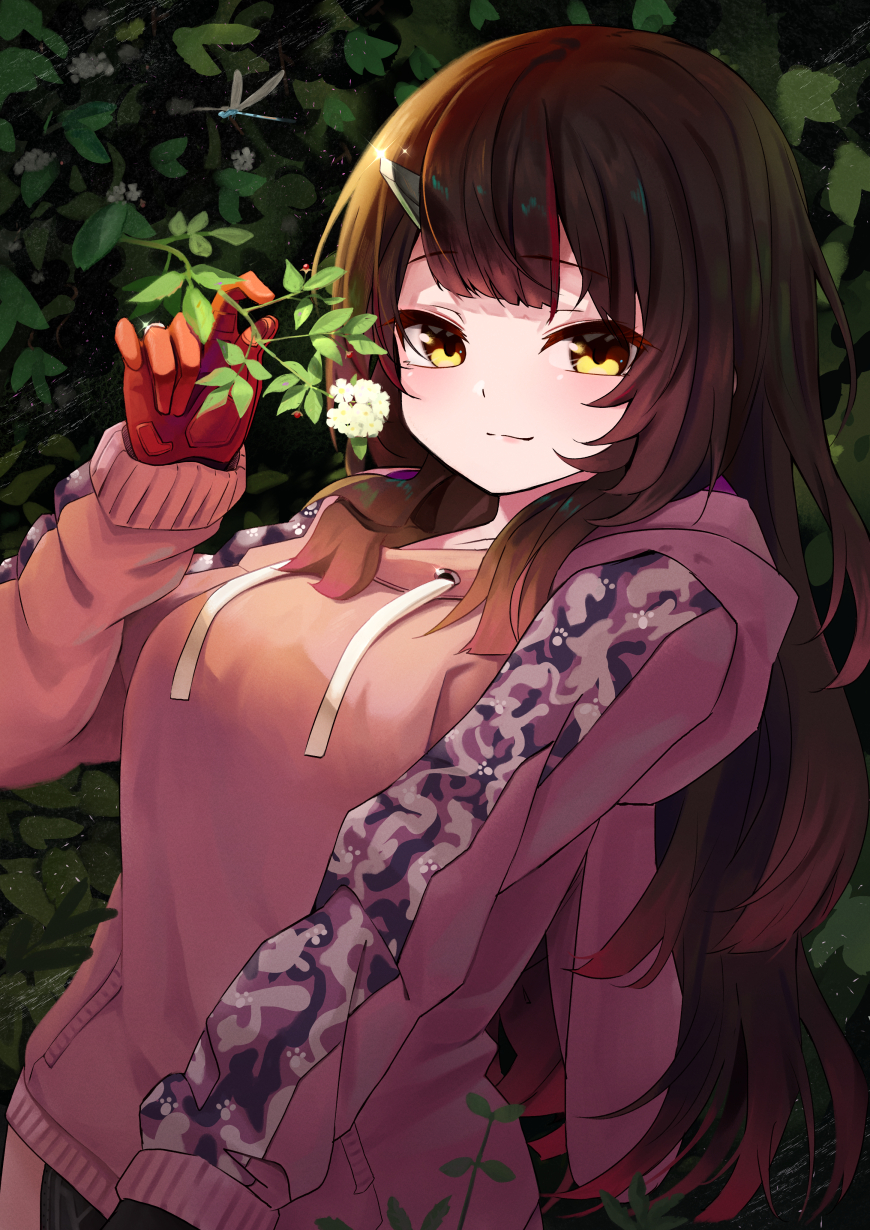 1girl android bangs blunt_bangs breasts brown_hair commentary_request gradient_hair hair_between_eyes highres hololive hood hoodie horns long_hair looking_at_viewer multicolored_hair plant roboco-san single_horn smile solo tagame_(tagamecat) virtual_youtuber wavy_hair yellow_eyes