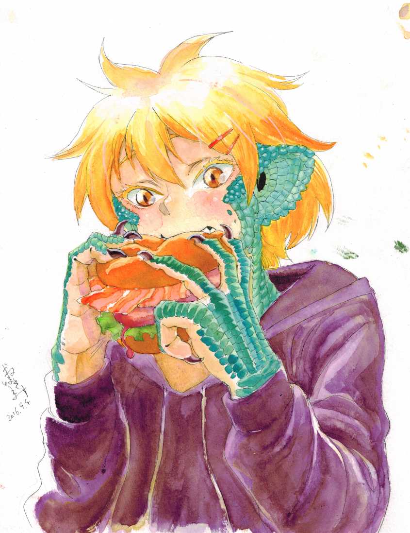 1girl blonde_hair burger claws colored_skin commentary_request dated eating food green_skin hair_ornament hairclip holding holding_food hood hoodie kanemaki_thomas monster_girl original painting_(medium) reptile_girl scales short_hair signature solo traditional_media upper_body watercolor_(medium) white_background