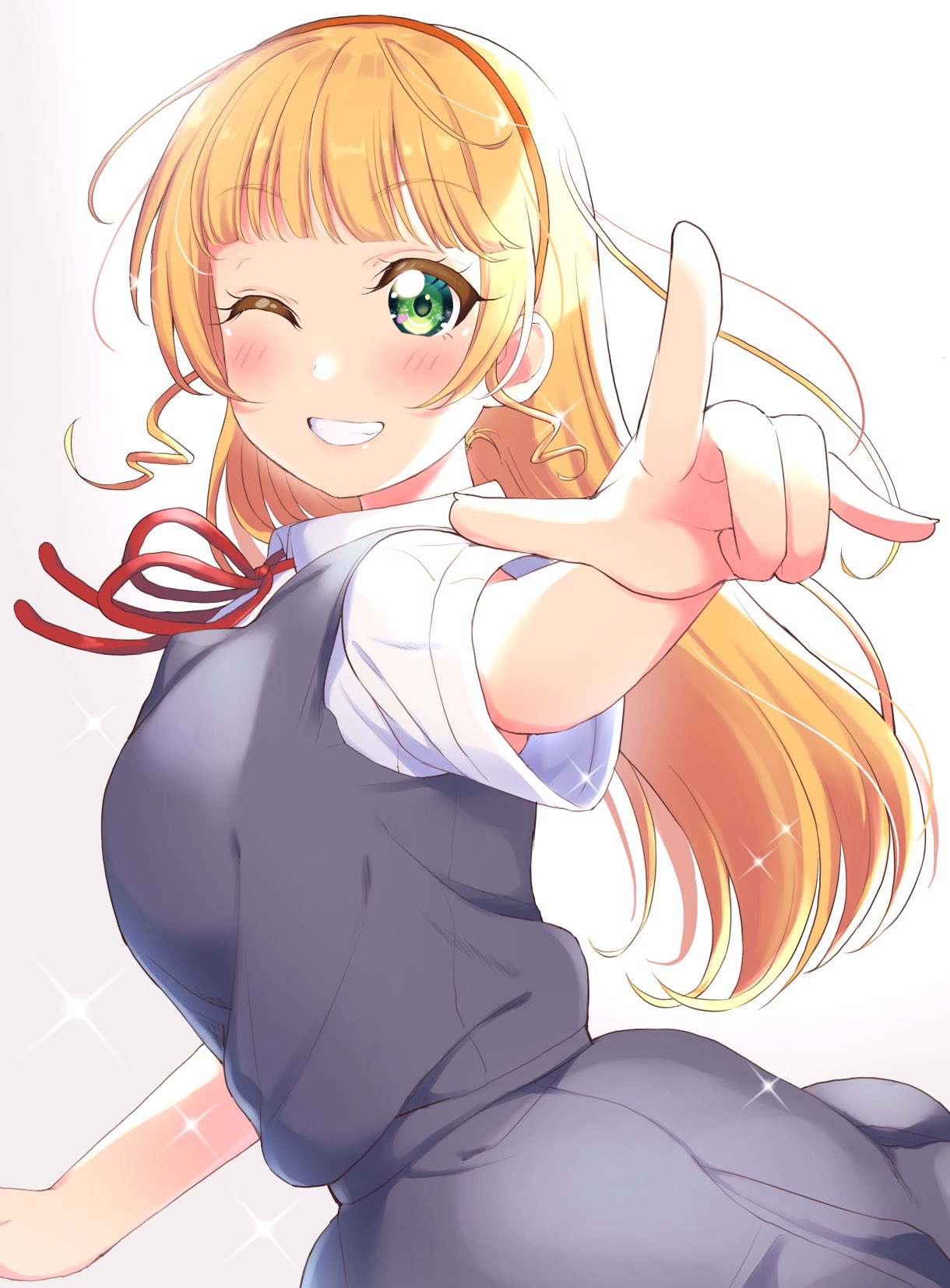 1girl bangs berisuno_(beriberi0707) blonde_hair blunt_bangs blush collared_shirt cowboy_shot from_side green_eyes grey_skirt grey_vest grin hairband heanna_sumire highres looking_at_viewer love_live! love_live!_superstar!! neck_ribbon pointing pointing_at_viewer red_hairband red_neckwear ribbon ringlets school_uniform shirt short_sleeves skirt skirt_set smile solo vest white_shirt yuigaoka_school_uniform