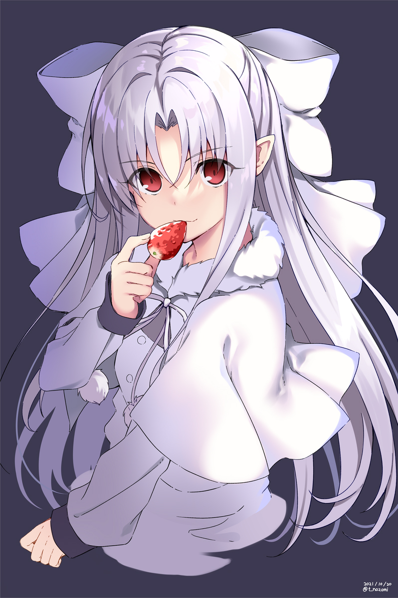 1girl bow capelet dress food fruit grey_background hair_bow hand_to_own_mouth highres long_hair looking_at_viewer melty_blood nozomi_tsubame pointy_ears red_eyes ribbon silver_hair simple_background smile solo strawberry tsukihime upper_body white_capelet white_dress white_len_(tsukihime)