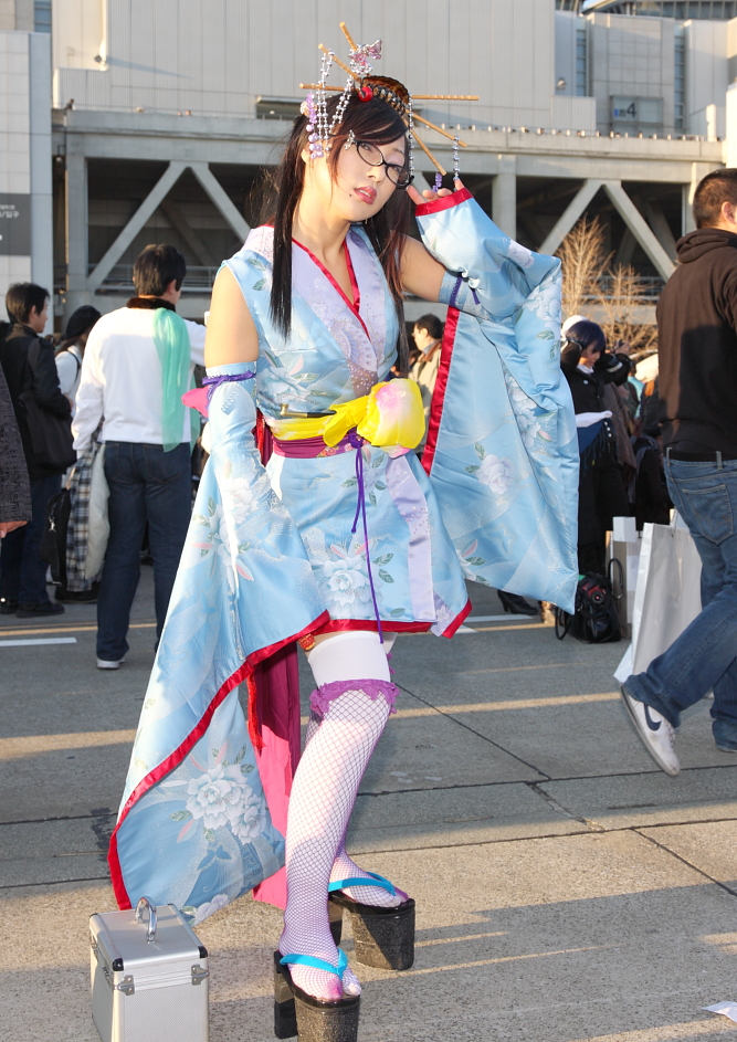 bayonetta bayonetta_(character) cosplay glasses japanese_clothes kimono platform_clogs platform_shoes short_kimono
