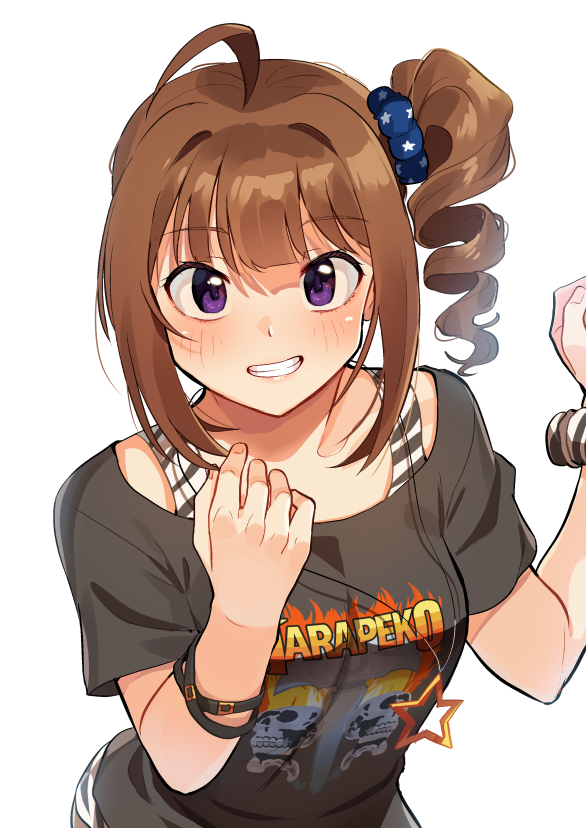 1girl ahoge bangs black_shirt blue_scrunchie bracelet brown_hair commentary drill_hair eyebrows_visible_through_hair grin idolmaster idolmaster_million_live! jewelry kamille_(vcx68) looking_at_viewer medium_hair necklace print_scrunchie print_shirt scrunchie shirt side_drill side_ponytail sidelocks simple_background smile solo standing star_(symbol) star_necklace star_print t-shirt tank_top violet_eyes white_background white_scrunchie white_shirt wrist_scrunchie yokoyama_nao