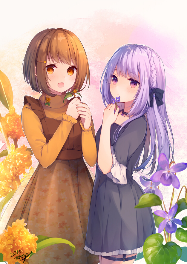 2girls :d azu_torako bangs banned_artist black_bow black_choker black_dress bow braid brown_dress brown_eyes brown_flower brown_hair brown_shirt choker closed_mouth commentary dress eyebrows_visible_through_hair floral_print flower hair_bow holding holding_flower long_hair long_sleeves looking_at_viewer multiple_girls original print_dress purple_flower purple_hair shirt short_hair short_sleeves sleeveless sleeveless_dress smile symbol-only_commentary very_long_hair violet_eyes