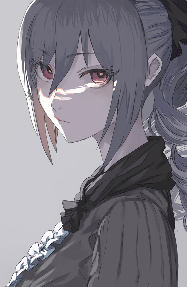 1girl black_dress dress expressionless gothic_lolita grey_background grey_hair hair_between_eyes idolmaster idolmaster_cinderella_girls kanzaki_ranko lolita_fashion looking_at_viewer looking_to_the_side ponytail red_eyes ringlets sawarakajin simple_background solo upper_body