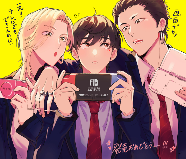 3boys 4boys :o ahoge arm_around_shoulder bangs between_fingers black_hair blazer boy_sandwich brown_eyes brown_hair collared_shirt dress_shirt earrings eyes_visible_through_hair flying_sweatdrops game_console habataki_academy_uniform hachimandar hair_over_one_eye hair_slicked_back hands_up holding jacket jewelry kazama_ryouta long_sleeves looking_at_another looking_down looking_to_the_side looking_up male_focus medium_hair multiple_boys necktie nintendo_switch open_mouth playing_games red_necktie ring sakurai_kouichi sakurai_ruka sandwiched school_uniform shirt side-by-side sideways_glance simple_background straight-on striped_necktie tokimeki_memorial tokimeki_memorial_girl's_side_3rd_story tokimeki_memorial_girl's_side_4th_heart translation_request upper_body white_shirt yellow_background