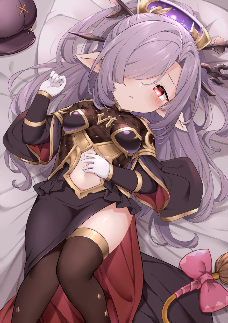 1girl blush dress fake_tail gloves granblue_fantasy hair_ornament hair_over_one_eye harvin hat highres iwao_(pixiv258710) long_hair looking_at_viewer lying midriff navel niyon_(granblue_fantasy) on_back on_bed pointy_ears red_eyes solo tail white_gloves